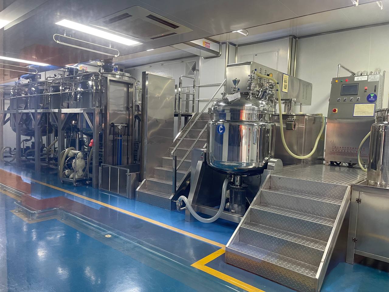 Production floor with stainless processing vessels and vacuum systems